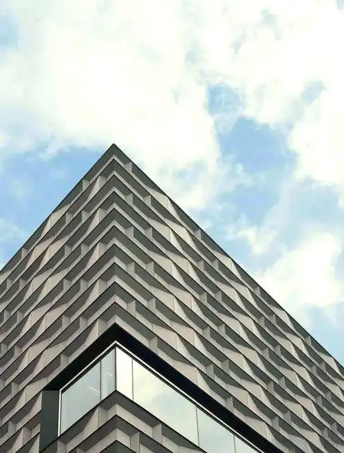 研究人员利用木材成分开发新型透明材料，可用作窗户阻挡紫外线